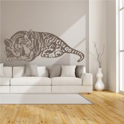 Jeune tigre allong&eacute;