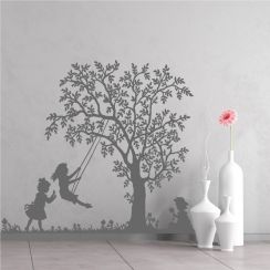 Petites filles qui jouent &agrave; la balan&ccedil;oire