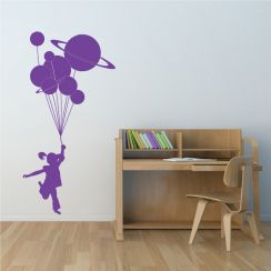 Fille qui tient des ballons en forme de plan&egrave;tes