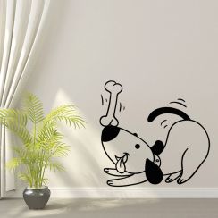 Chien qui joue avec son os