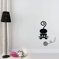 Petit chat pr&ecirc;t &agrave; bondir