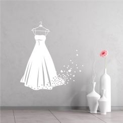 Robe sur un cintre et c&oelig;urs